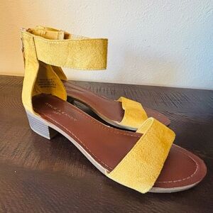 Rock & Candy by Zigi Mustard Yellow Ankle Strap Block Heel Sandals Size 8